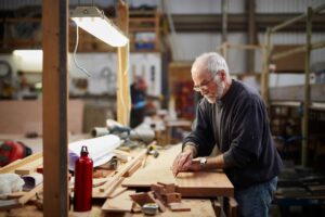 Senior emploi DARES - un homme travaille le bois