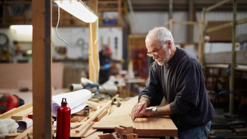 Senior emploi DARES - un homme travaille le bois