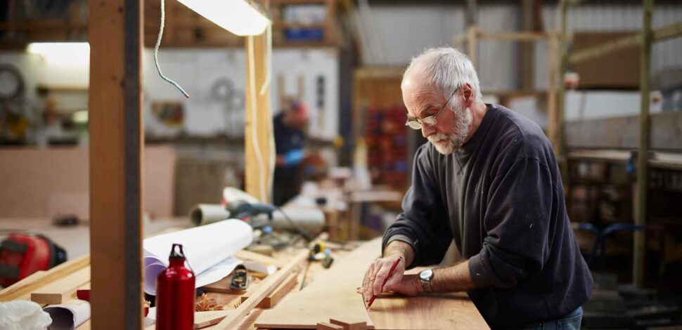 Senior emploi DARES - un homme travaille le bois