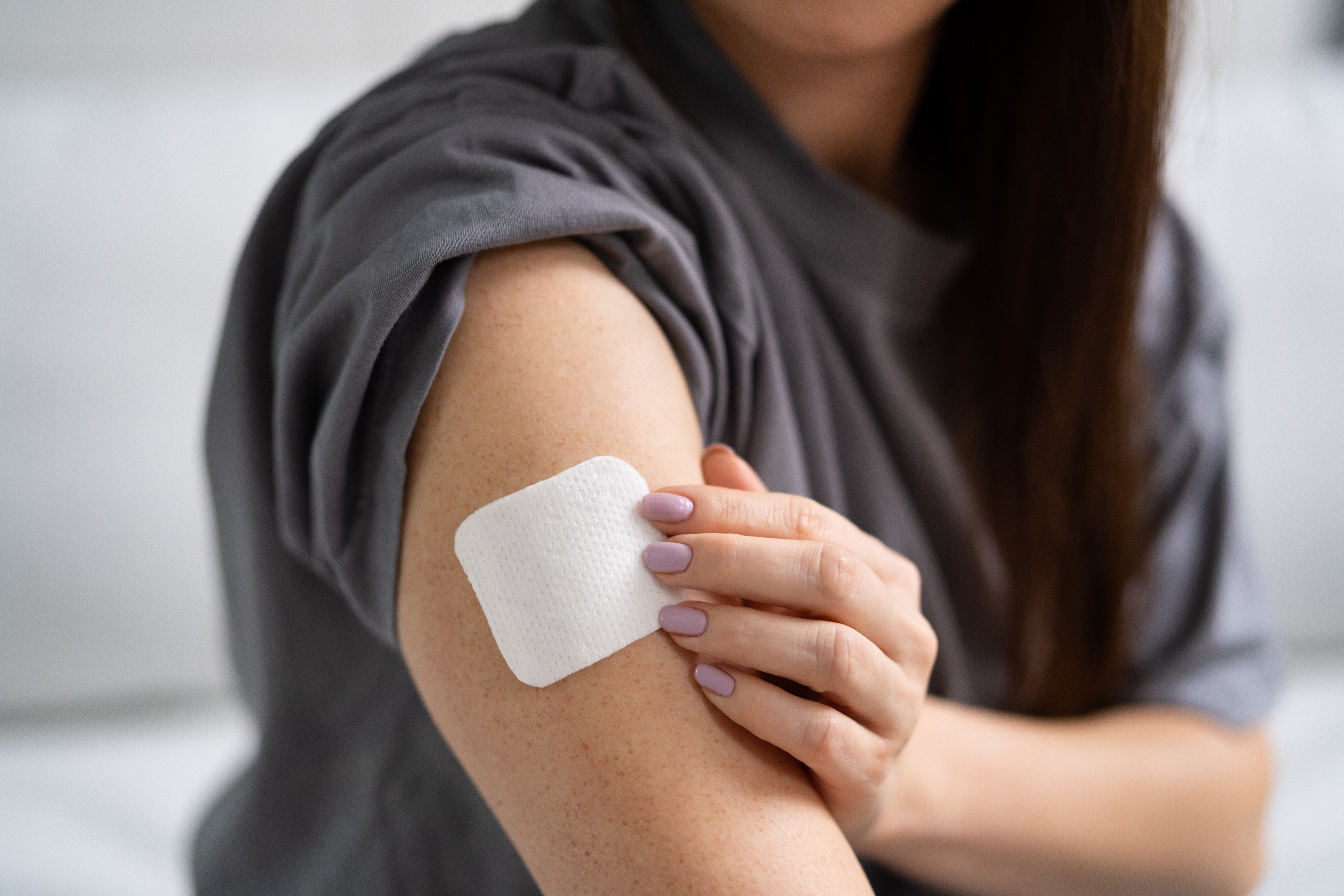 Jeune femme utilisant un ptach de nicotine