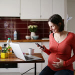 Femme enceinte travaillant depuis son domicile