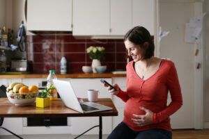 Femme enceinte travaillant depuis son domicile