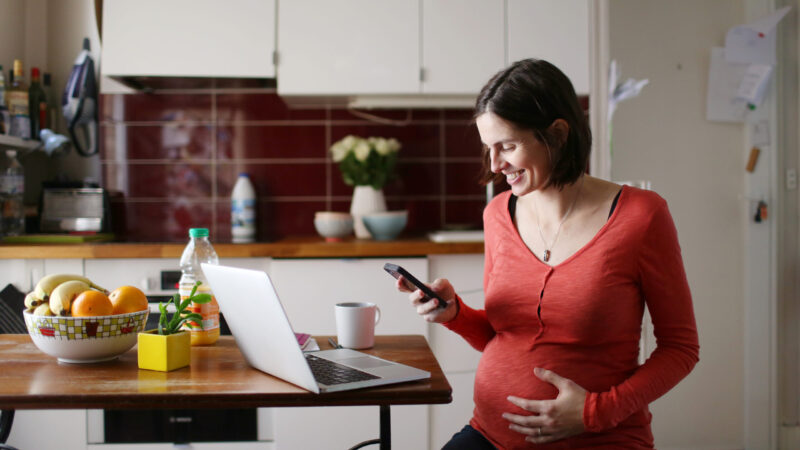 Femme enceinte travaillant depuis son domicile