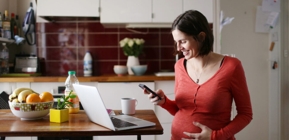Femme enceinte travaillant depuis son domicile