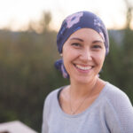 Jeune femme atteinte d'un cancer, souriante