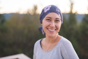 Jeune femme atteinte d'un cancer, souriante