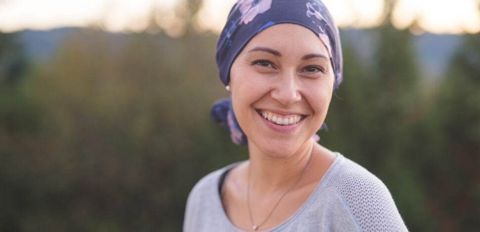 Jeune femme atteinte d'un cancer, souriante