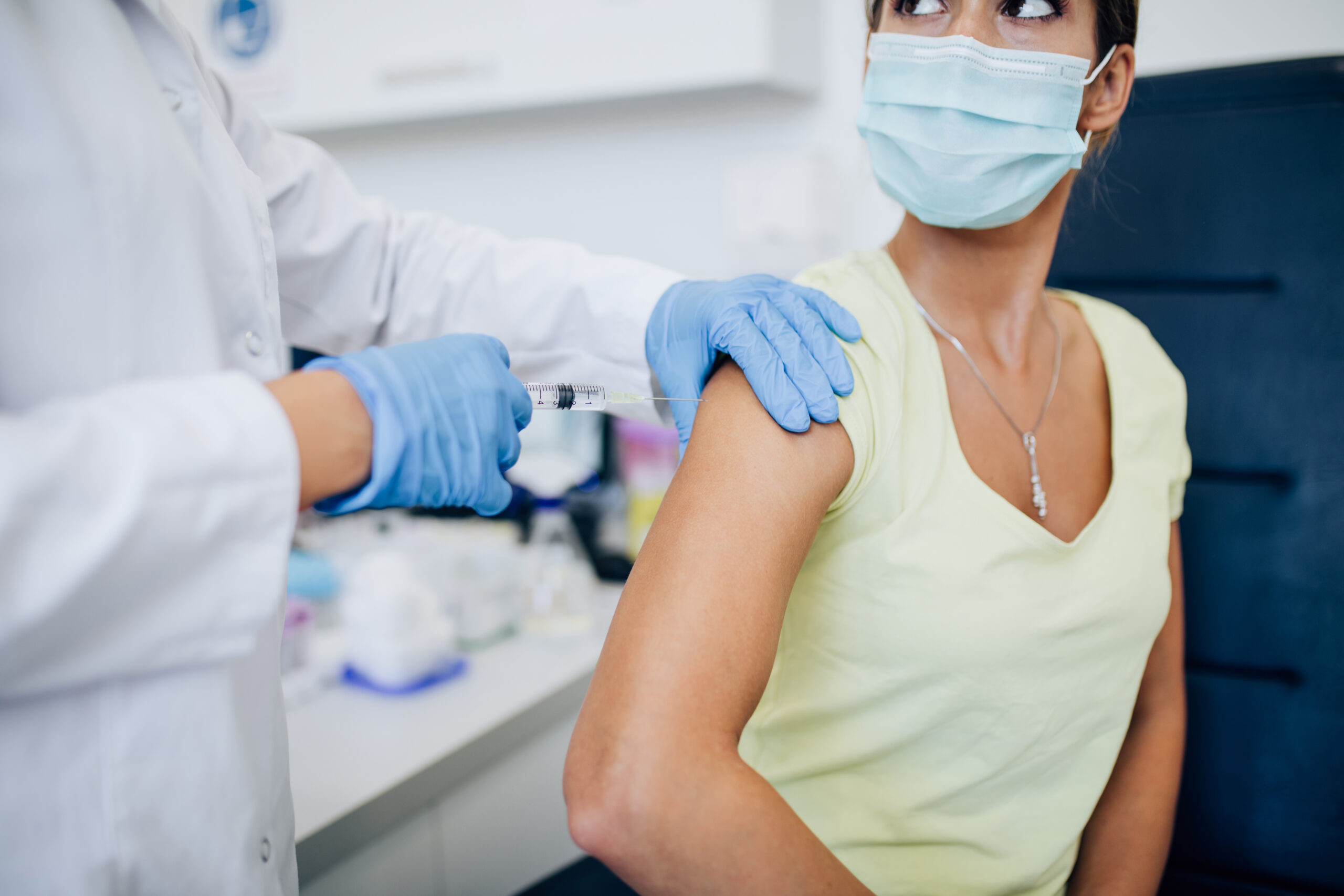 Jeune femme se faisant vacciner