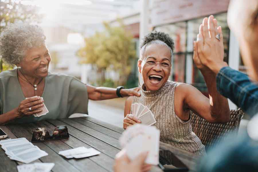 Des femmes seniors jouant aux cartes