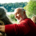 Un homme sénior souriant avec sa famille