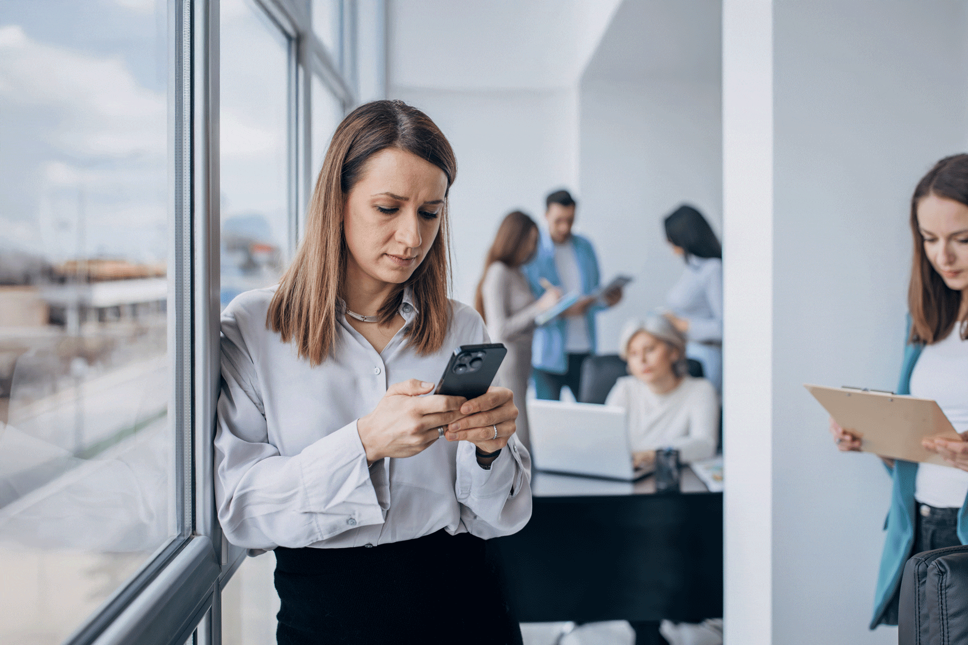 Business woman using mobile phone in the office - Violences conjugales