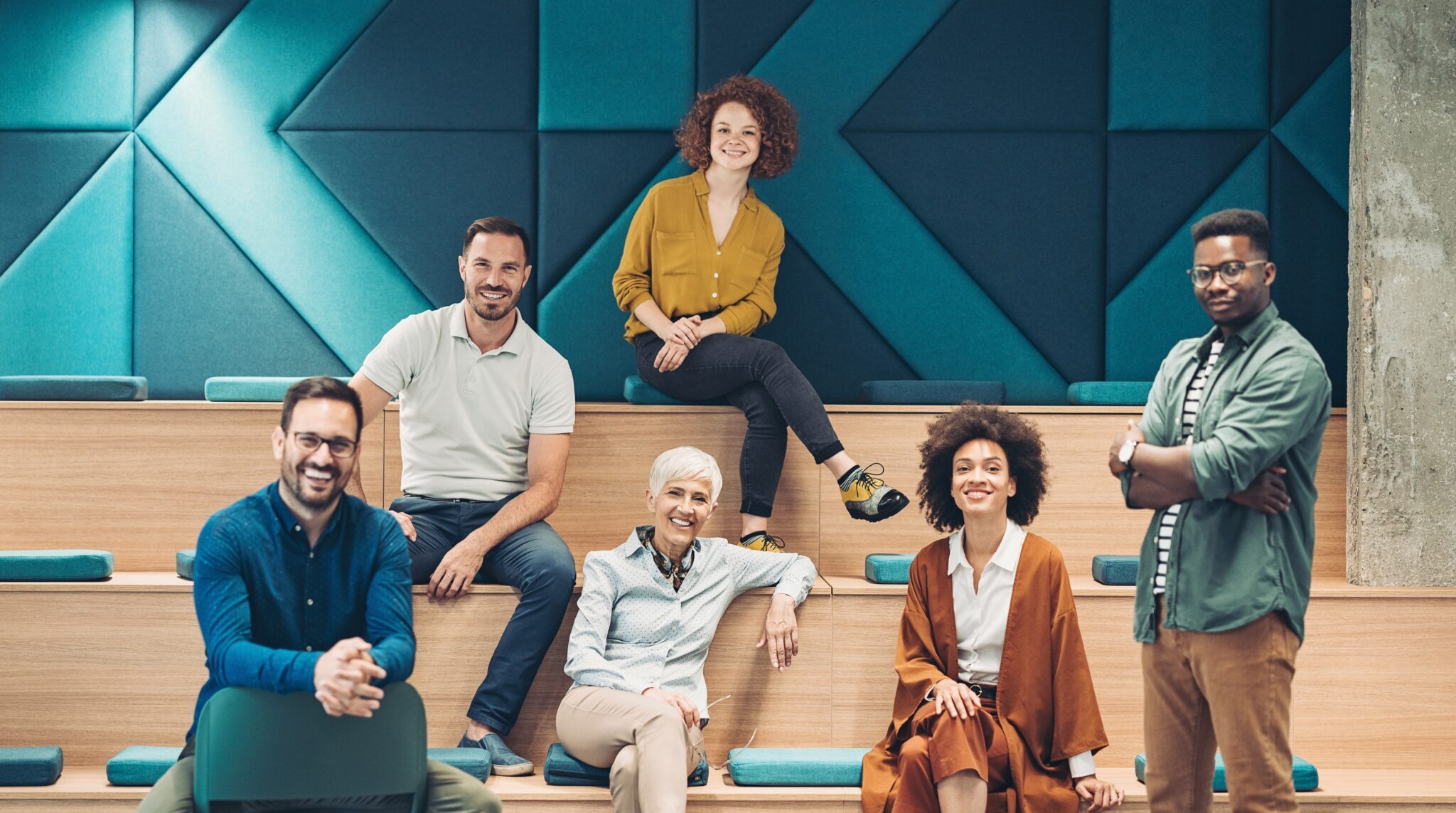 Un groupe de personne regarde l'objectif Degré Elevé de Solidarité