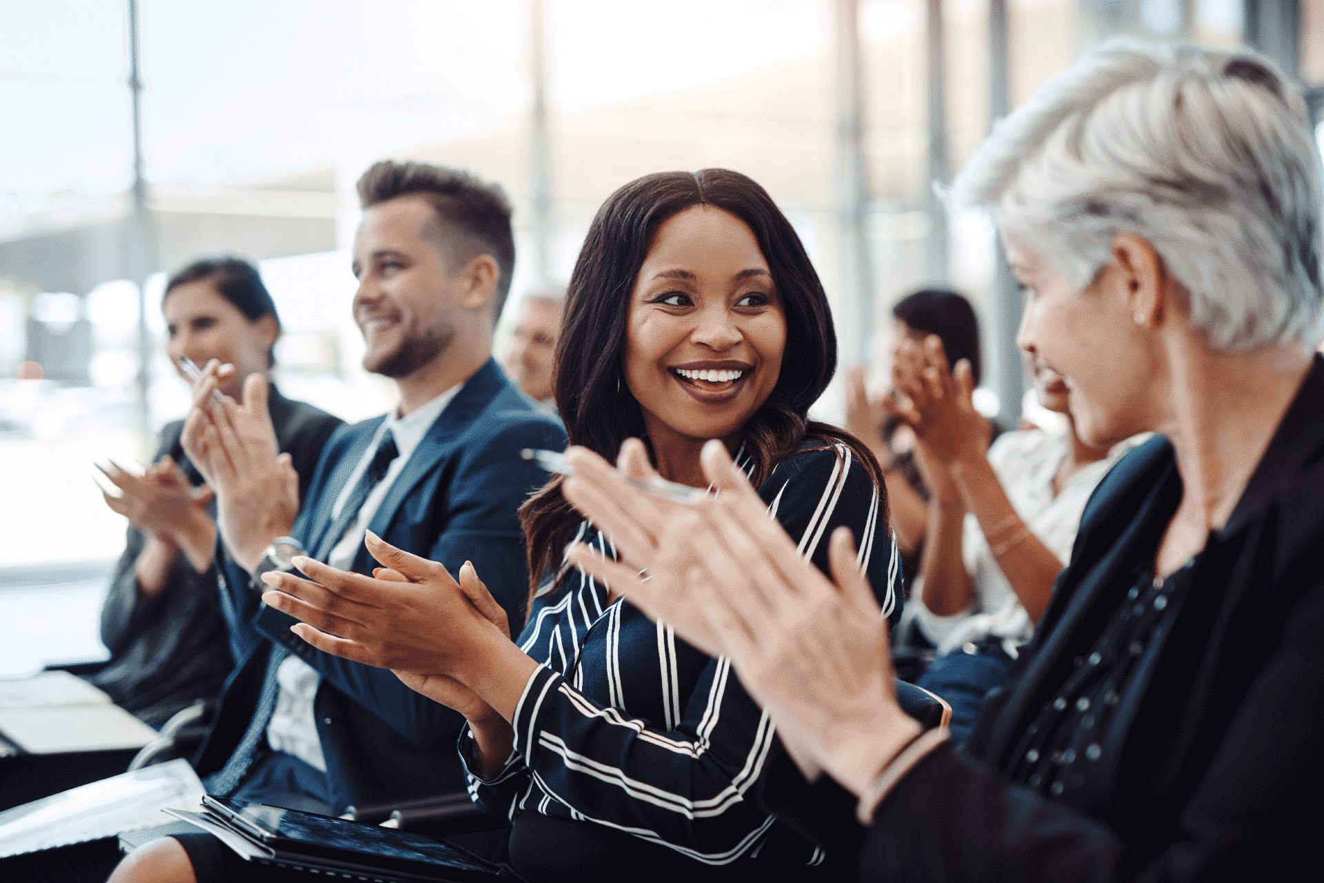 Un groupe de personnes applaudissent lors d'un événement Club-tendance-RH-Epargne-entreprise