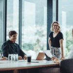 Un groupe de personnes réalise une réunion de travail Prime partage de la valeur