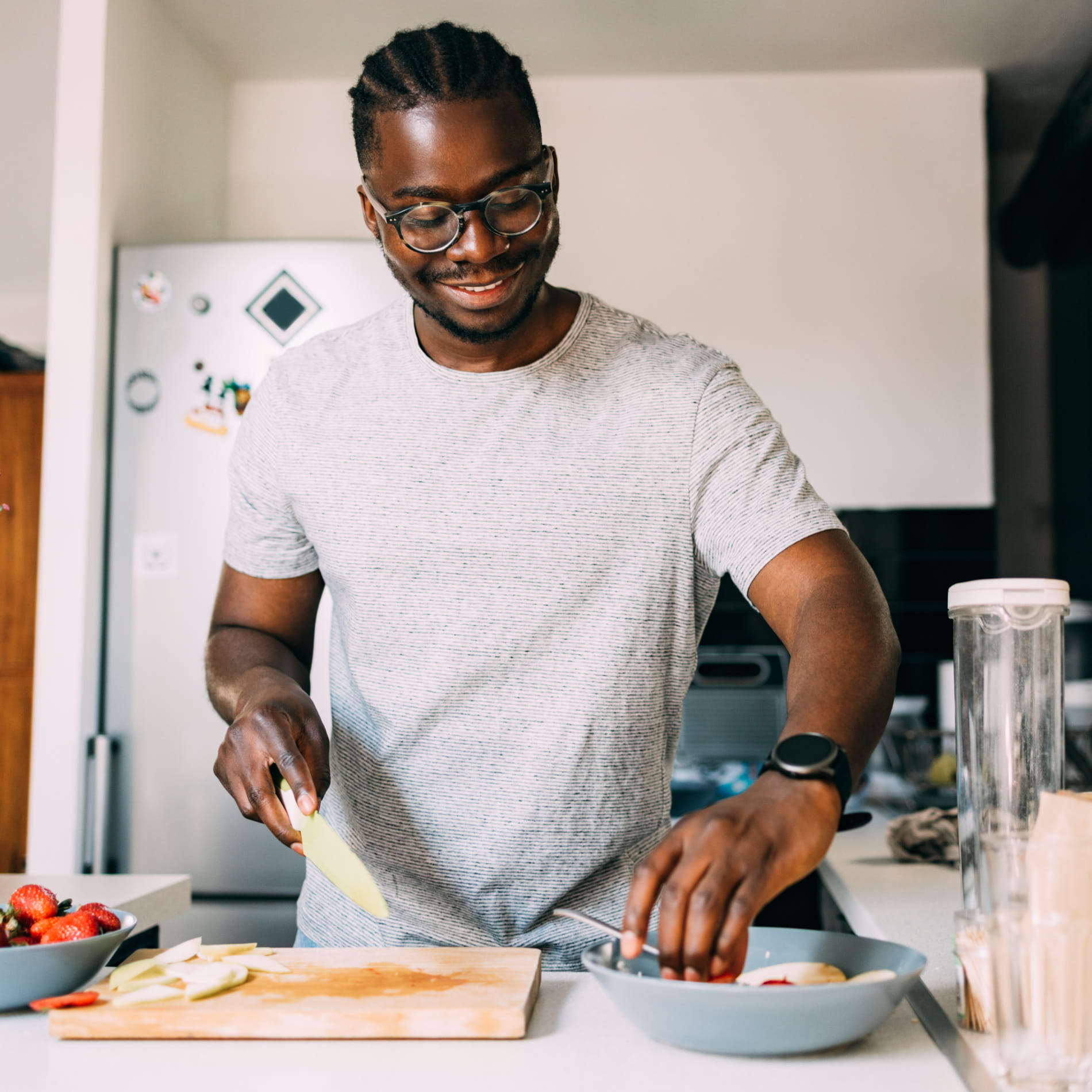 Un homme cuisinant dans sa cuisine - Cas de déblocage épargne