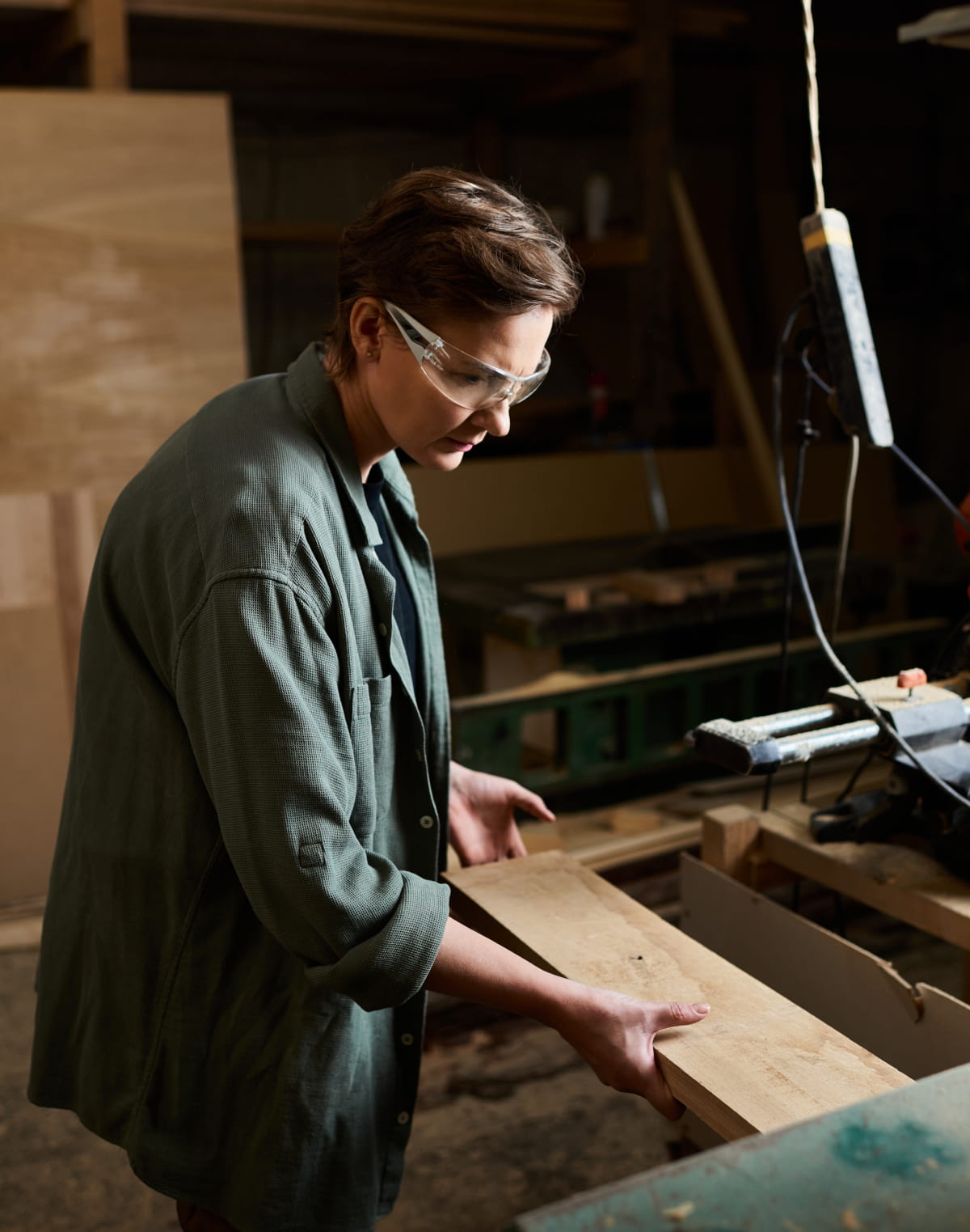 Une femme travaillant le bois - Partage de la valeur
