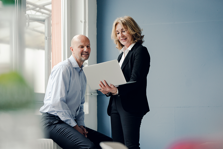 Un homme et une femme regardent un ordinateur portable Prime partage de la valeur