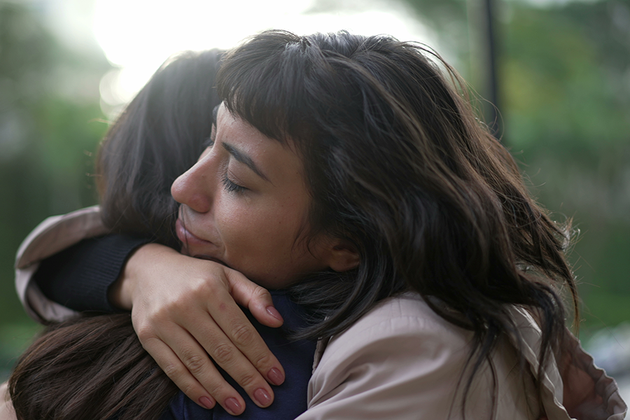 Deux femmes se prennent dans les bras - Violences Conjugales