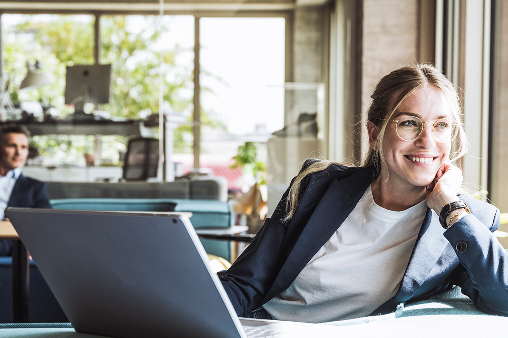 Une femme dans l'espace de détente de son travail avec son ordinateur - épargne salariale