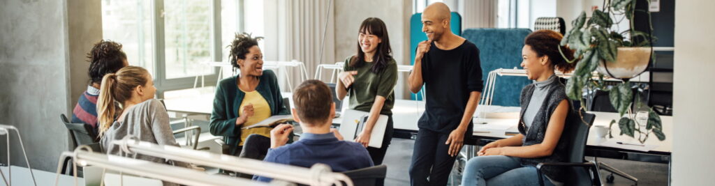 Un groupe de salariés dans un open space discutant d'épargne responsable