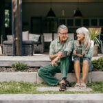 Un homme et une femme seniors dans leur jardin parlant d'épargne responsable