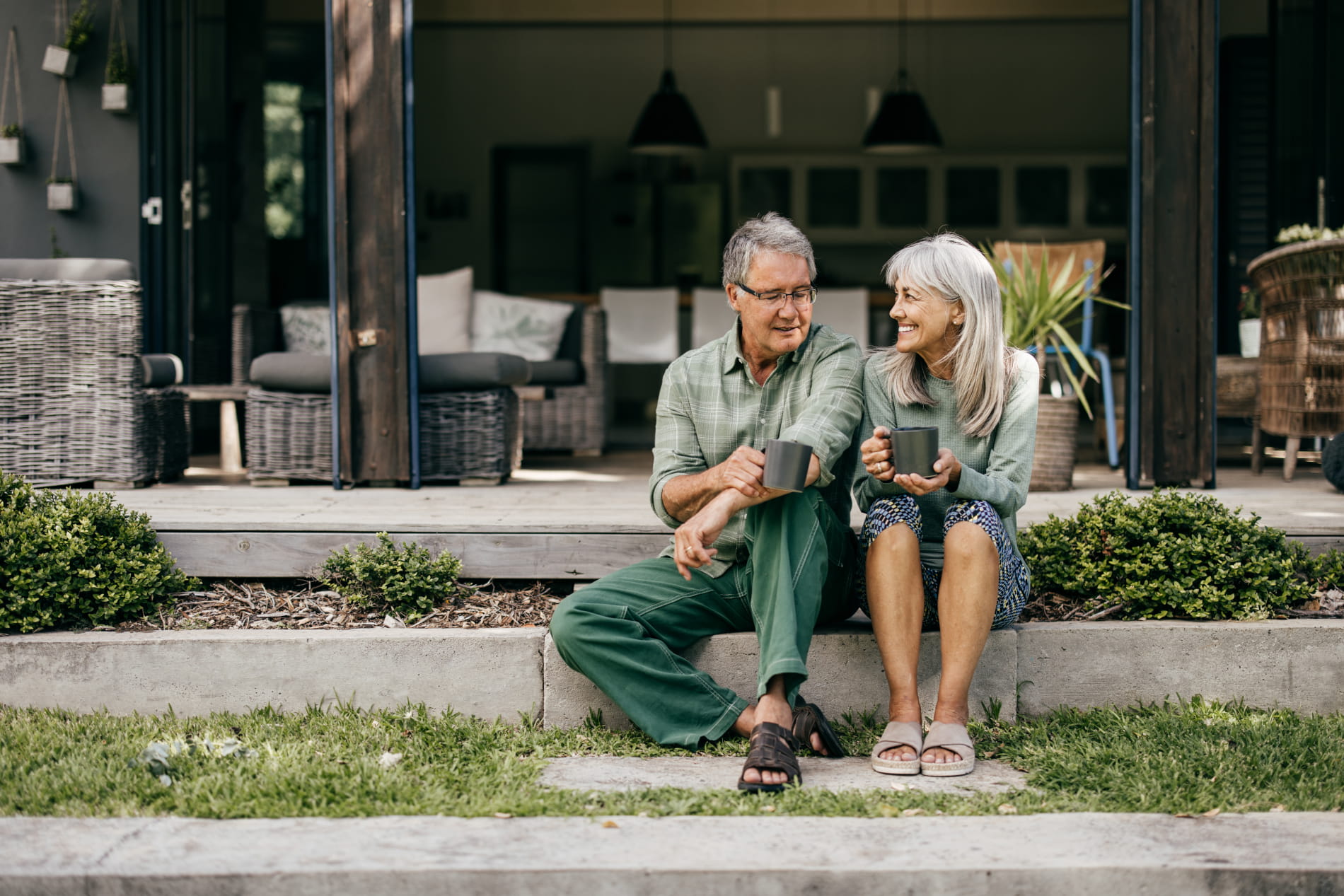 Un homme et une femme seniors dans leur jardin parlant d'épargne responsable